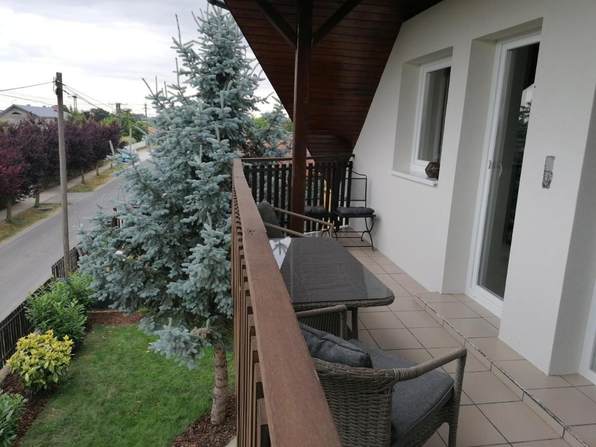 Villa Lili Apartments Balatonkeresztur Bagian luar foto