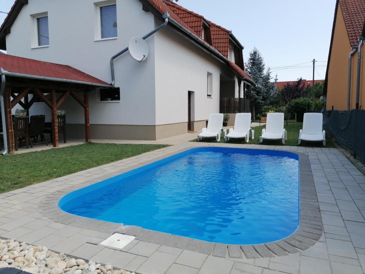 Villa Lili Apartments Balatonkeresztur Bagian luar foto