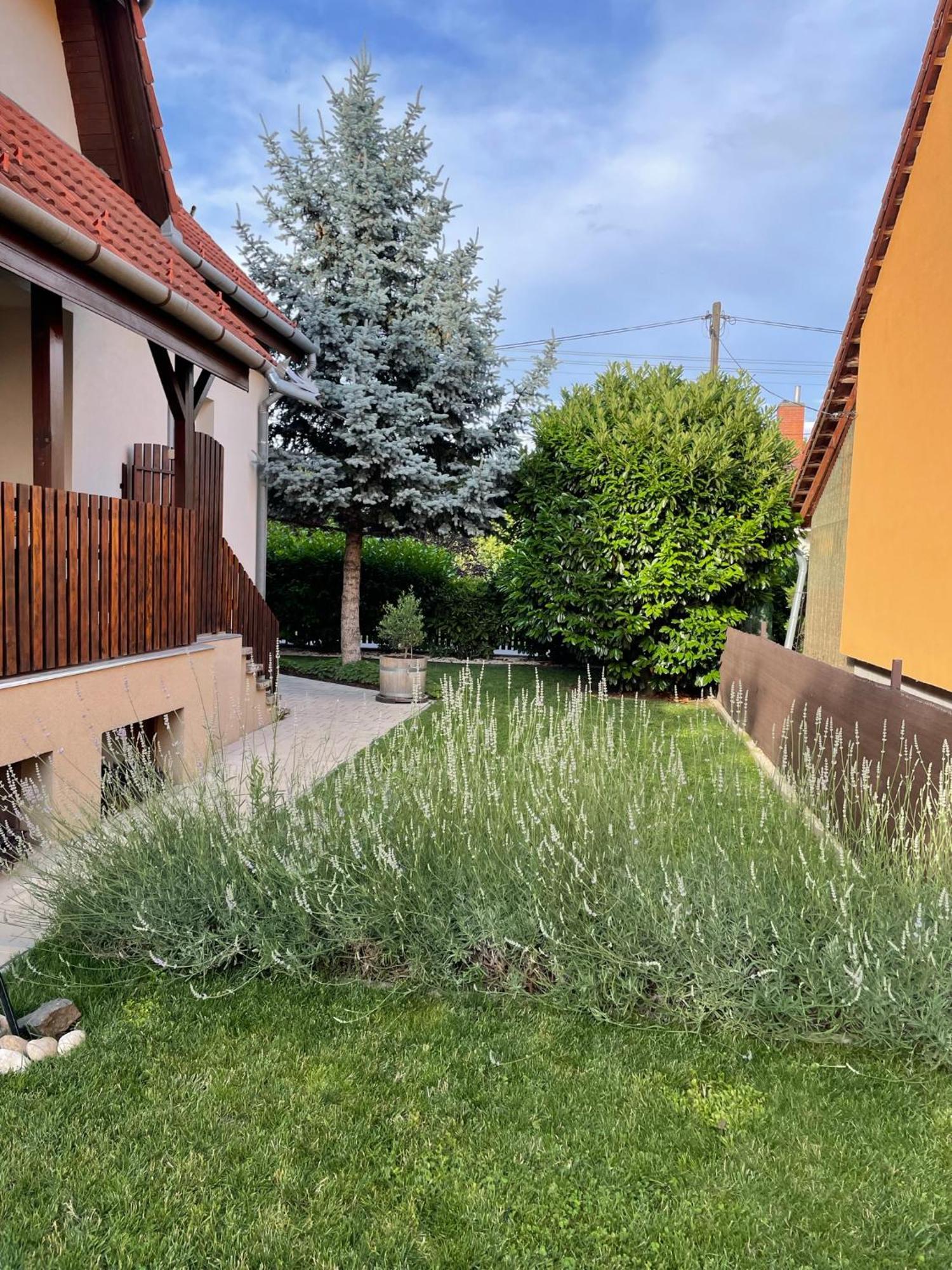 Villa Lili Apartments Balatonkeresztur Bagian luar foto