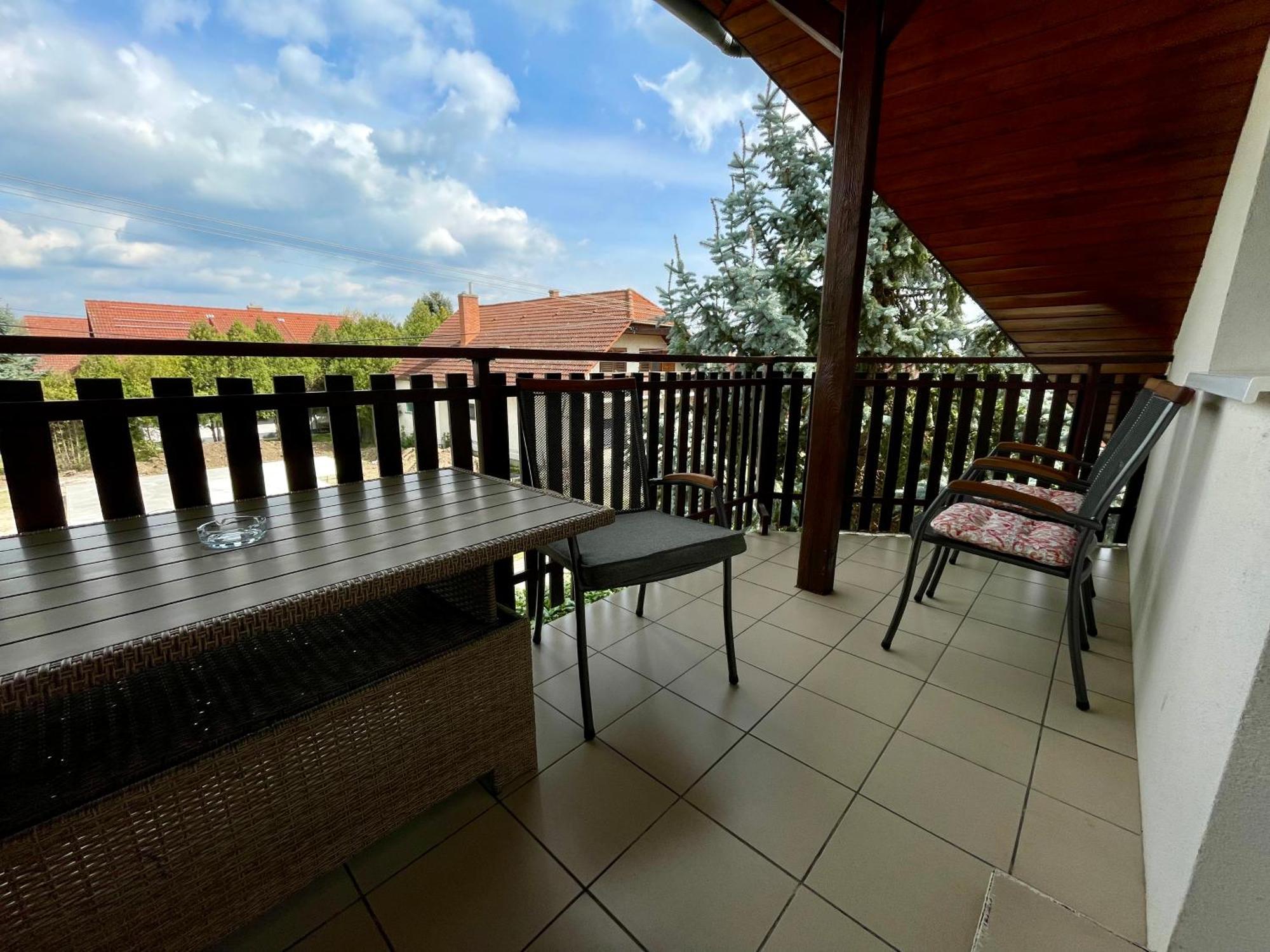 Villa Lili Apartments Balatonkeresztur Bagian luar foto