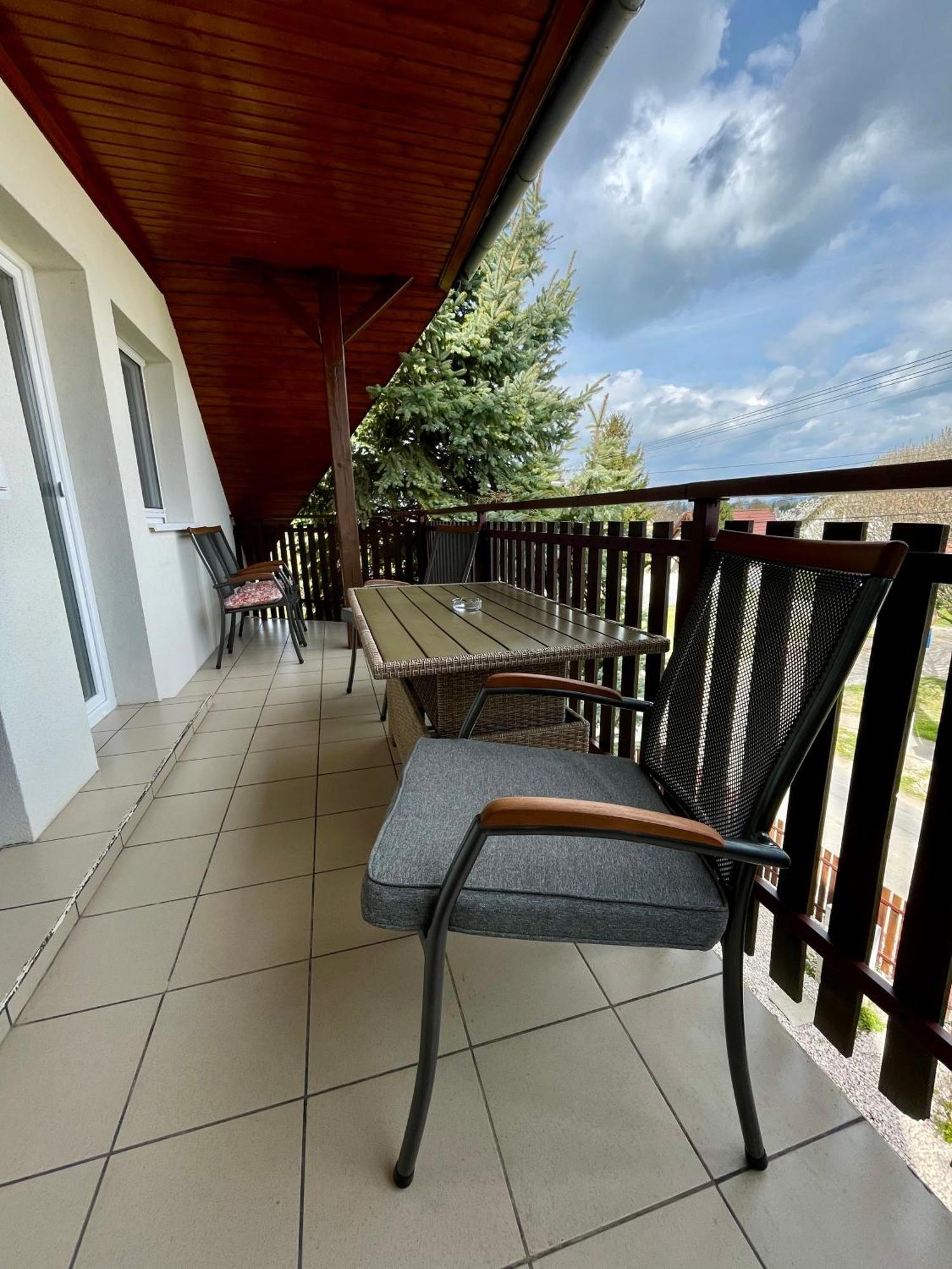 Villa Lili Apartments Balatonkeresztur Bagian luar foto